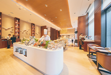 酒店(diàn)的(de)全日(rì)餐廳以及格調優雅的(de)大(dà)堂